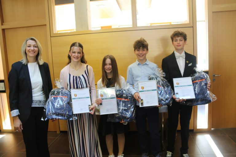 Fünf Inline Speedskater erhalten die Ehrennadel in Silber und Gold